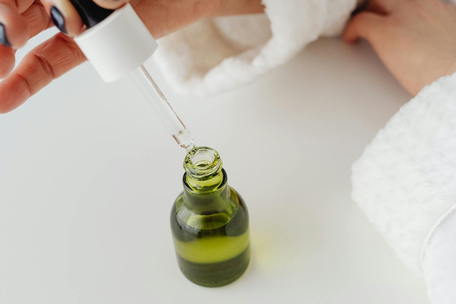 Hyaluron in den Wechseljahren: Was Creme, Tablette und Spritze wirklich können (und was Marketing ist)